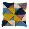 Kit de broderie au poinçon Trimits – Coussin : Geo, 36 x 36 cm, comprend l'outil de broderie au poinçon, le fil, le tissu, le dos du coussin et les instructions en anglais, français et allemand.