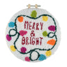 Kit de broderie à l'aiguille Trimits – Fil et tambour : Noël Joyeux et Lumineux, diamètre 20,3 cm, comprend le fil, le tambour, le tissu, l'aiguille à broder et les instructions.