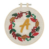 Kit de broderie à l'aiguille Trimits – Fil et tambour : Couronne de Noël monogrammée, 15,2 cm de diamètre, comprenant le fil, le tambour, le tissu, l'aiguille à broder et les instructions.