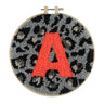 Kit de broderie à l'aiguille Trimits – Fil et tambour : Monogramme imprimé animal, 20,3 cm de diamètre. Contient : fil, tambour, tissu, aiguille à broder, instructions en anglais, français et allemand.