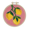Kit de broderie à l'aiguille Trimits – Fil et tambour : Citrons, 15,2 cm de diamètre, comprend du fil à broder, un tambour, du tissu, une aiguille à broder et des instructions en anglais, français et allemand.