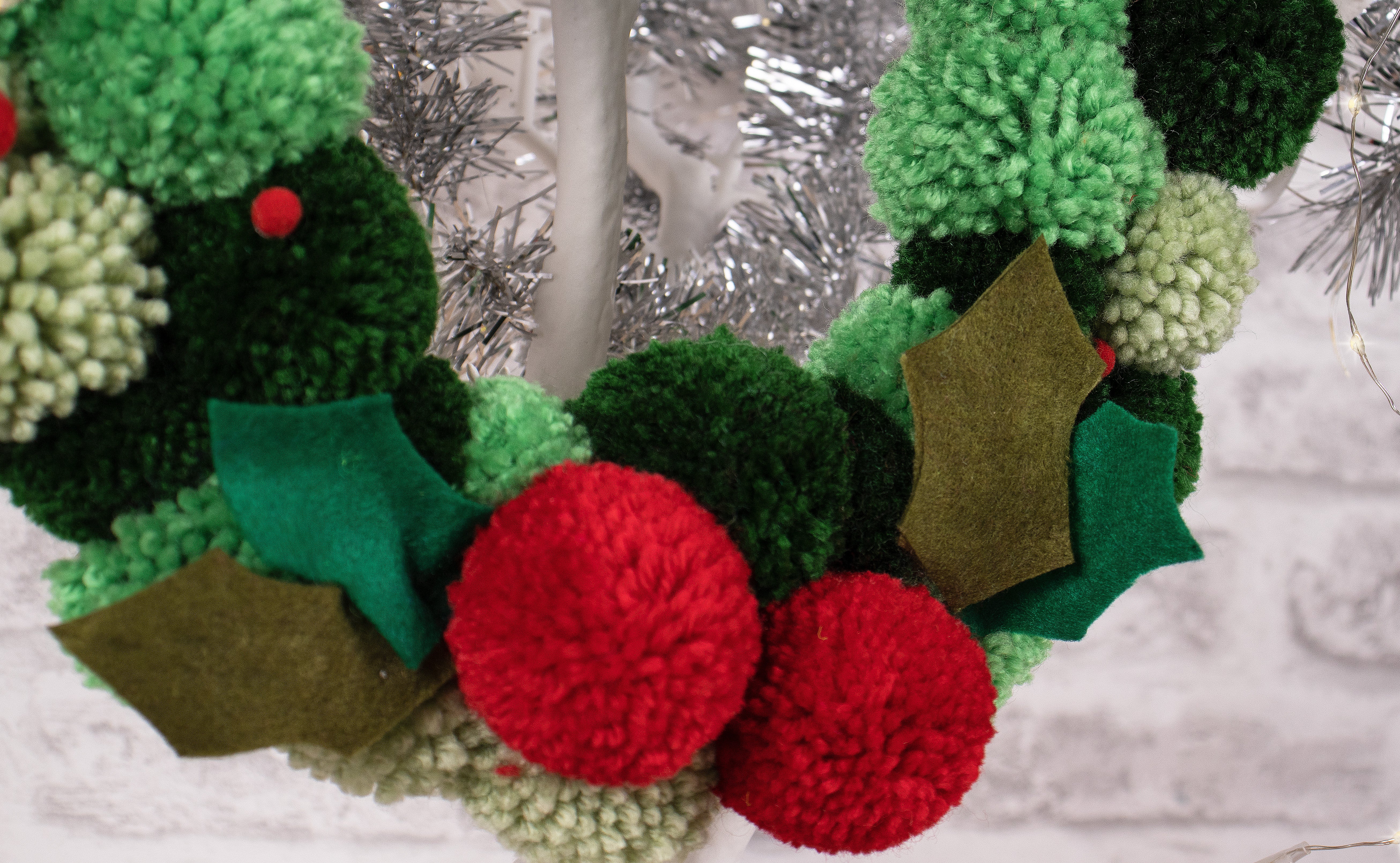 Trimits Pom Pom Wreath Kit Ð  30x30cm, Includes Pom Pom Makers, Yarn, and Metal Hoop